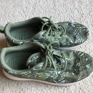 Nike palm print sneakers